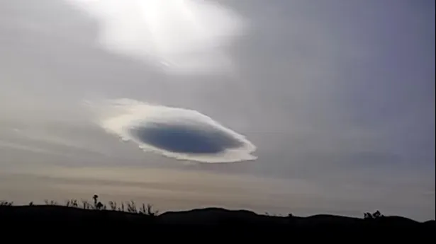 Imagine bizară. Ce se ascunde în spatele acestui nor?