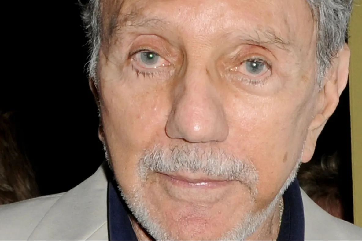 Un scriitor LEGENDAR a murit, din cauza cancerului