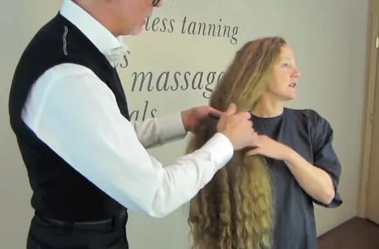 Această femeie nu a călcat timp de 20 de ani la salon. Nu o mai recunoşti după ce s-a tuns