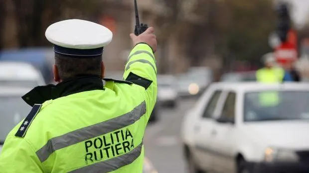 VIDEO: Bătaie în plină stradă între poliţişti şi un bărbat. Motivul: fiica agresorului