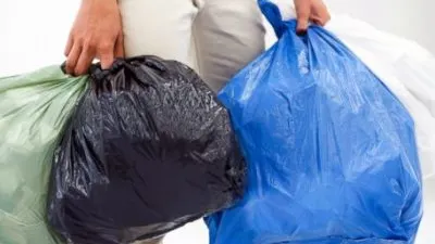 Ai folosit greşit pungile de gunoi până acum. Trucul simplu şi foarte eficace care rezolvă problema!