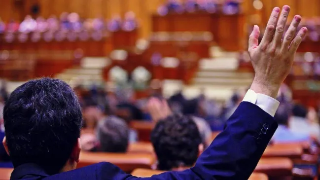 Ordonanţa Guvernului Ponta prin care au crescut salariile demnitarilor, respinsă în comisii