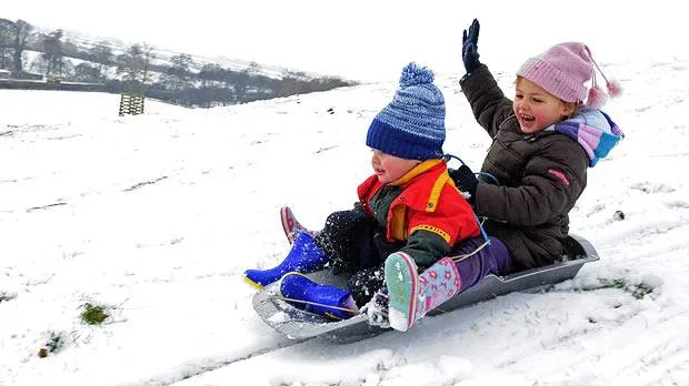 Atenţie, părinţi! Copil lovit de o maşină, la săniuş