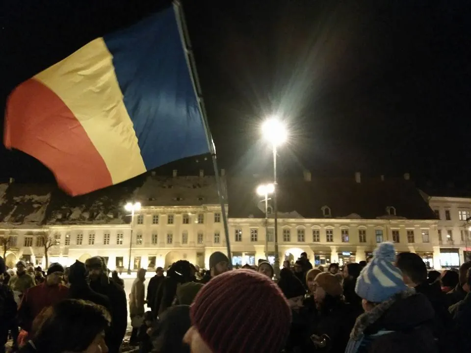 VIDEO EMOŢIONAT: Imnul României a răsunat din piepturile a 20.000 de sibieni acasă la Iohannis