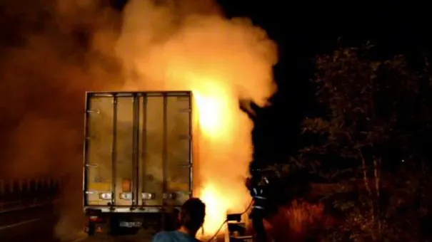 Un TIR a luat foc pe DN1. Circulaţia, oprită pe ambele sensuri