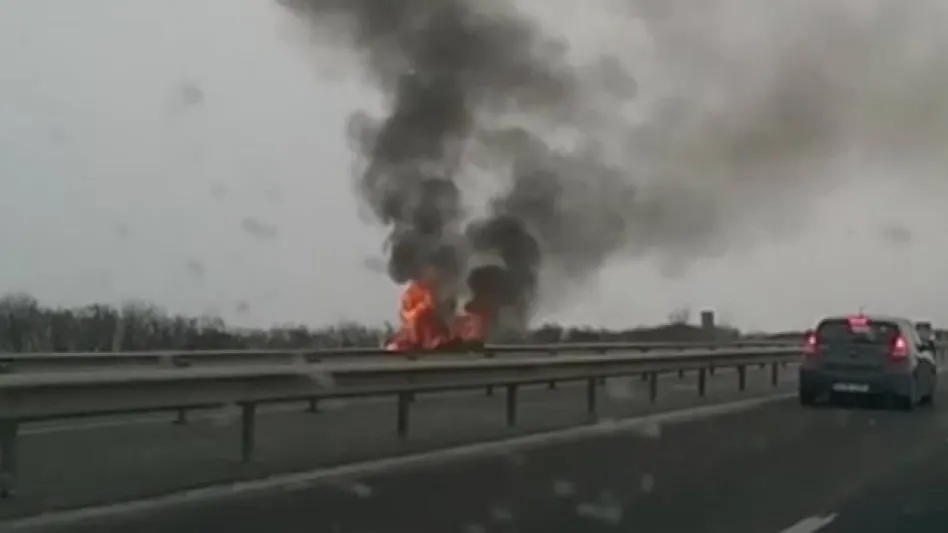O maşină a luat foc pe A2, pe sensul spre Constanţa - UPDATE