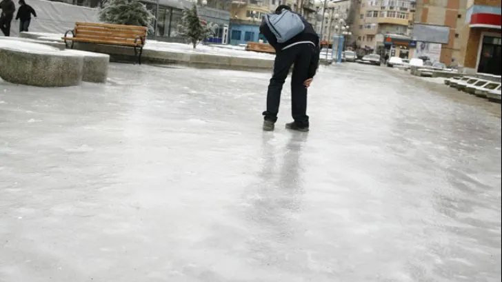 5 trucuri ca să nu aluneci pe gheață