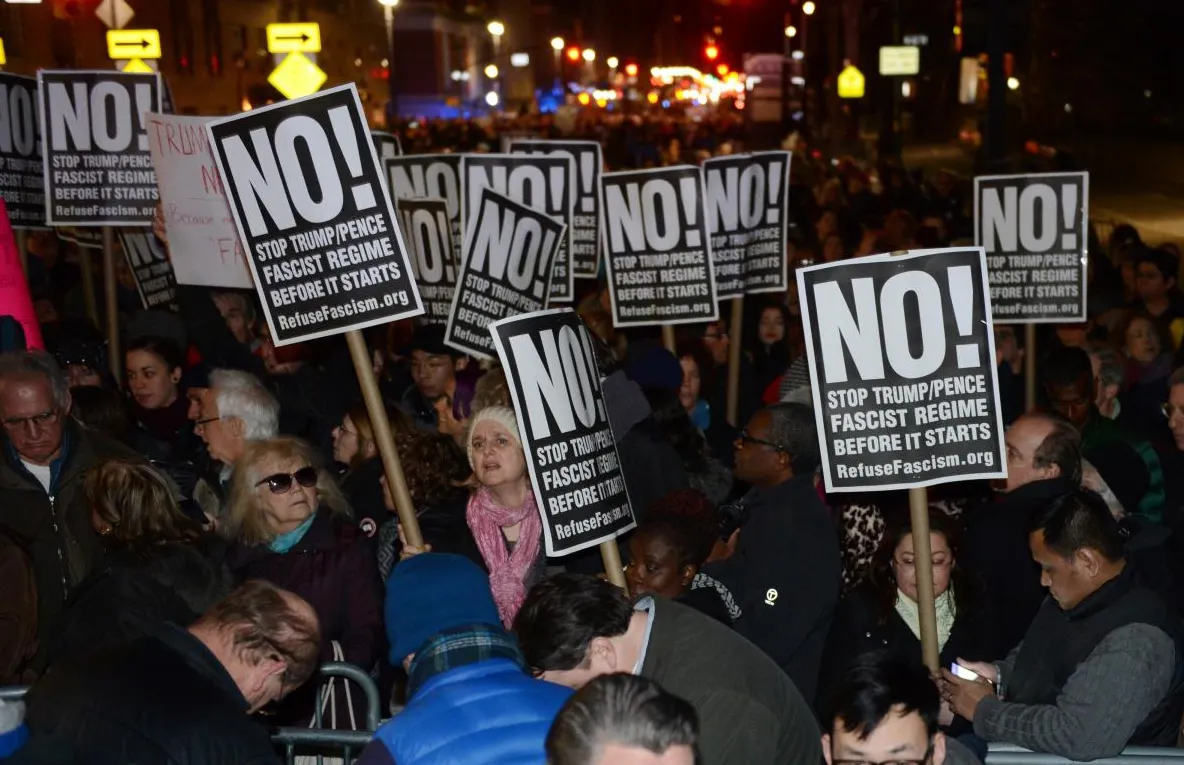 Mii de oameni, în frunte cu De Niro, Cher şi A. Baldwin, au protestat  faţă de învestirea lui Trump