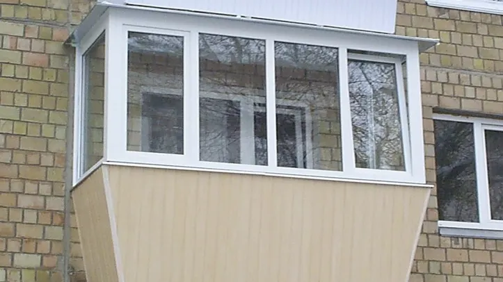 A ieşit pe balcon să fumeze. În câteva secunde viaţa i s-a întors pe dos - fiul lui de doi ani...