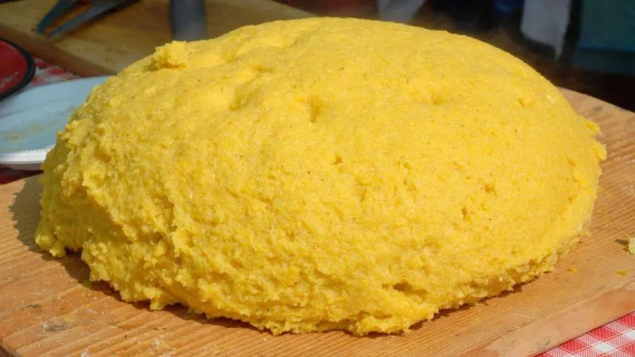 Trucul pe care puţini îl ştiu! Cum trebuie să faci mămăliga pentru a nu avea cocoloaşe