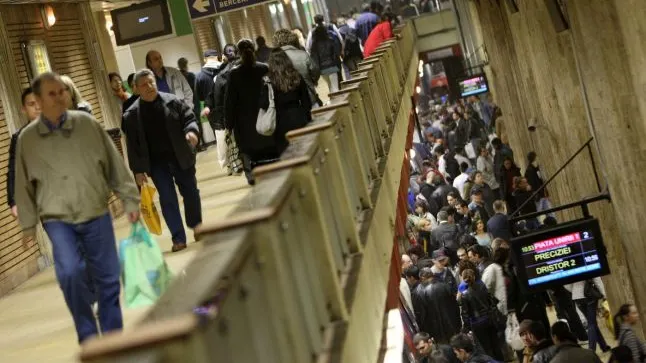 Flashmob în stația de metrou Piața Unirii: au cântat imnul național și au împărțit foi volante