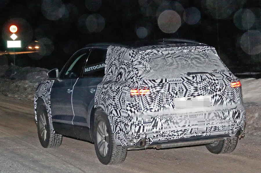 Inginerii de la VW au testat noaptea, sub camuflaj, noul Touareg. Au fost depistaţi.Cum arată SUV-ul