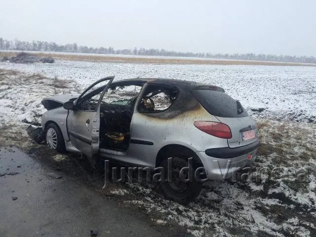 Accident GRAV pe DN2, în această dimineață. Ciocnire frontală, o mașină a luat foc FOTO
