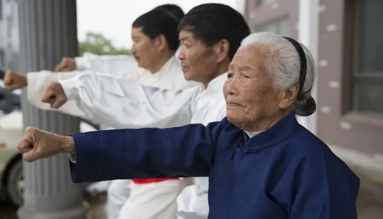 Bunicuța kung-fu. Are 94 de ani și își apără vecinii de hoți