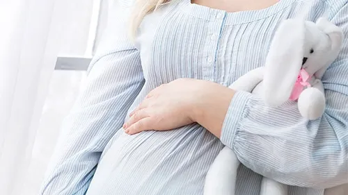 Cum erau forţate femeile să nască în urmă cu 100 de ani. Aşa erau ţinute gravidele