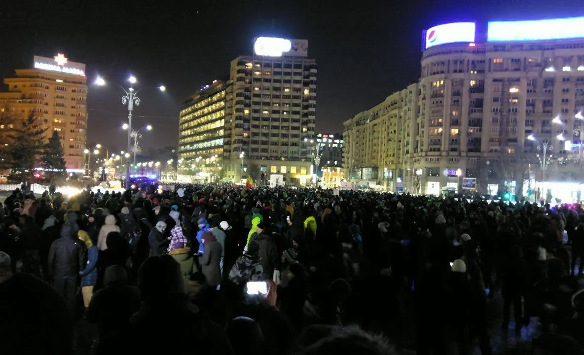 A 20-a zi de proteste în Piața Victoriei. Oamenii au scandat în ploaie "DNA să vină să vă ia!"