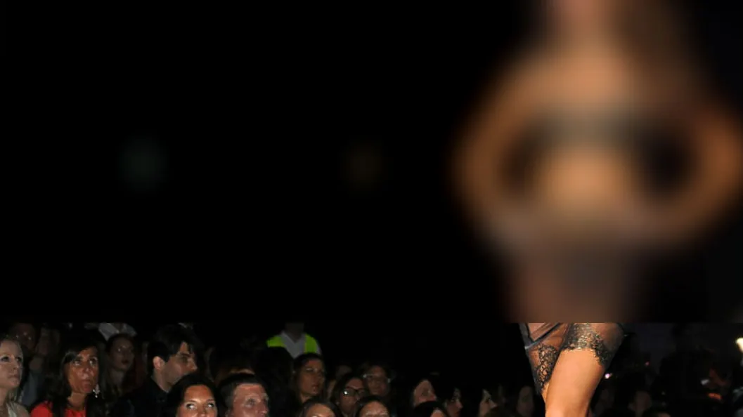În club, la o prezentare de lenjerie, un model se împiedică şi cade....Ce au făcut bărbaţii - şocant