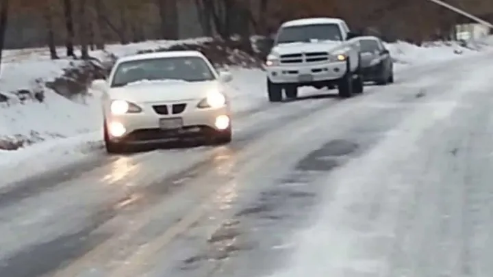 Poleiul şi zăpada fac ravagii pe şosele din țară. Două accidente GRAVE au avut loc din cauza condițiilor meteo 