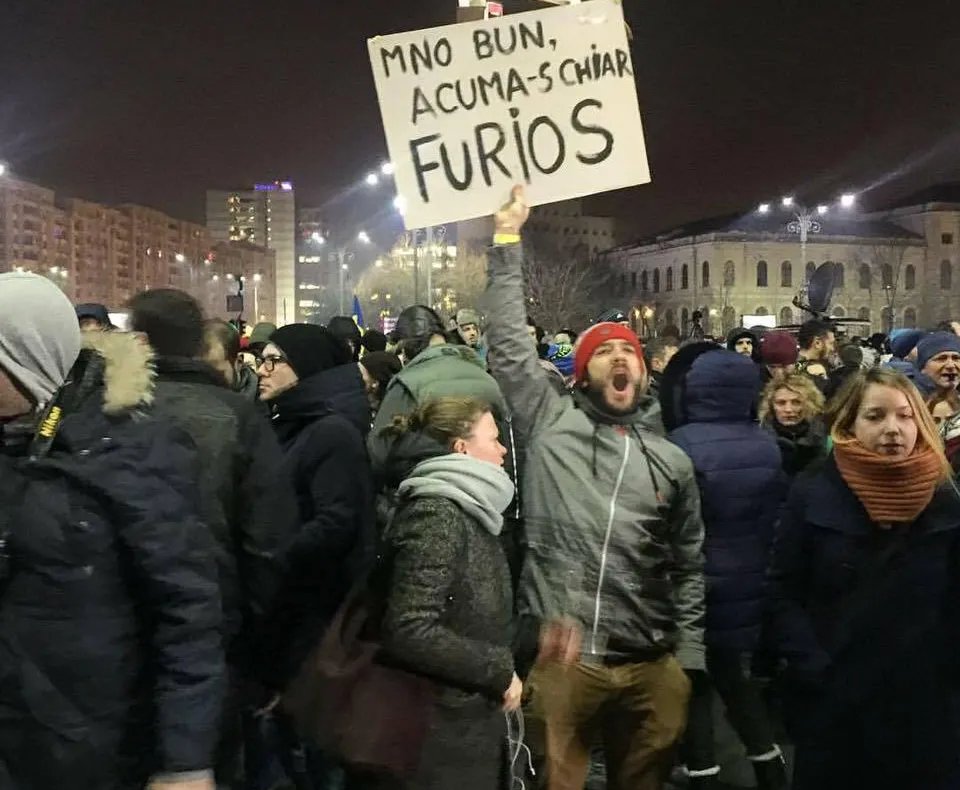 Pancartele cu cele mai multe like-uri pe Facebook. Ce mesaje au protestatarii pentru Guvern