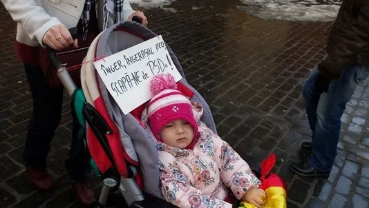 Protestul Copiilor şi în Braşov: "Înger, îngeraşul meu scapă-ne de PSD“