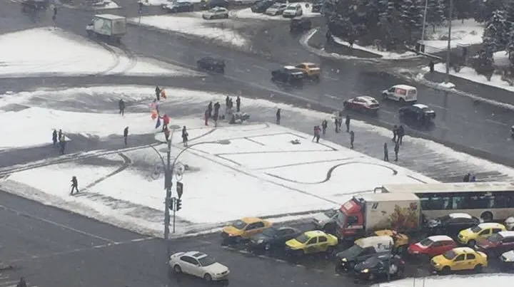 A noua zi de PROTEST în Piaţa Victoriei. Aproximativ 10.000 de oameni au ieşit în stradă 