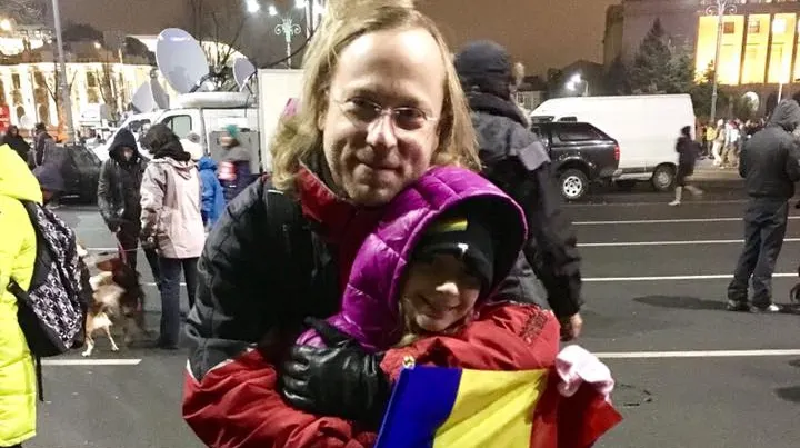 În urmă cu 10 ani, i-a salvat viaţa. Acum, protestează alături de medicul ei în Piaţa Victoriei