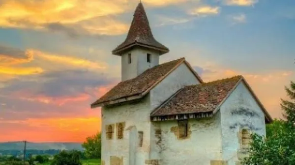 Dosar penal pentru profanare. Ce a scris un copil de 9 ani cu vopsea roz pe o biserică monument