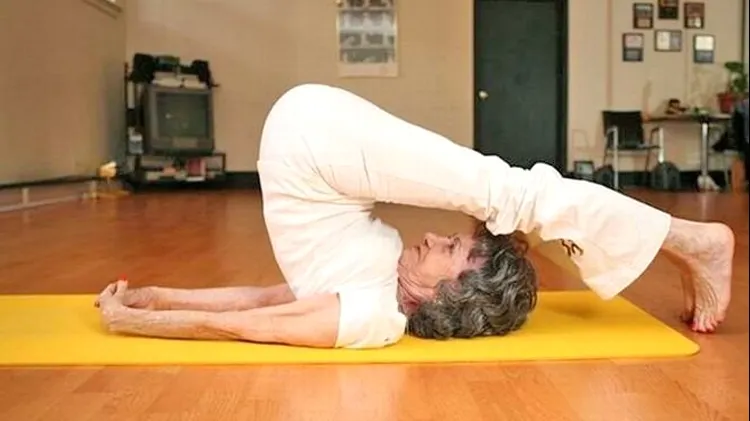 O bunicuță face senzație pe internet: are 98 de ani și este cel mai bătrân antrenor de yoga din lume