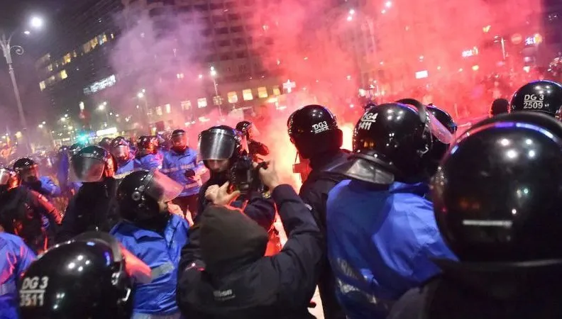Opt persoane reținute pentru violențele de la protestele din Piața Victoriei