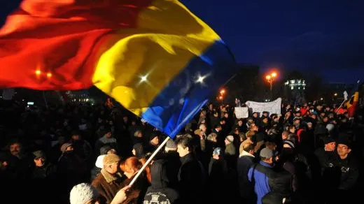 Cine sunt ultraşii care s-au luptat, miercuri seară, cu jandarmii în Piaţa Victoriei