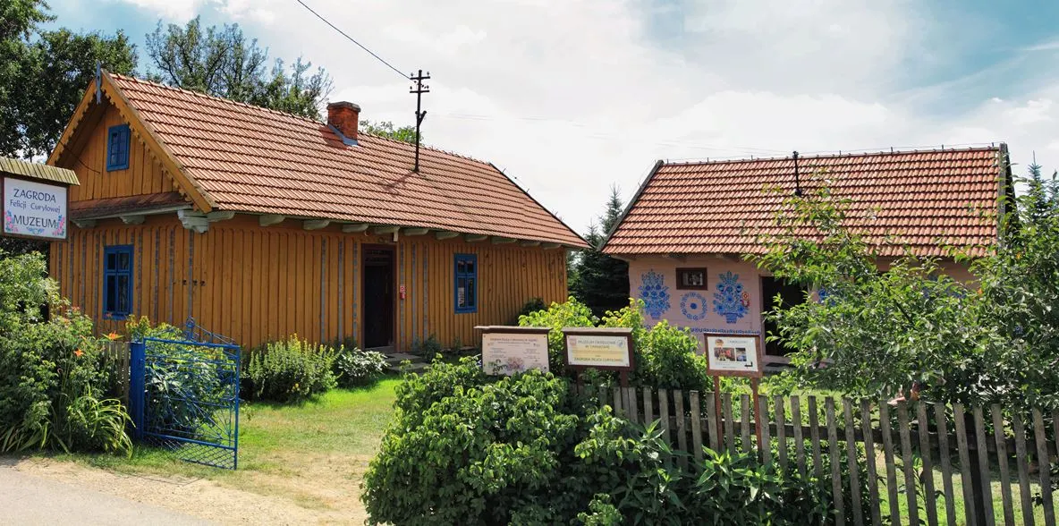 Satul, unic în lume, unde toate casele sunt pictate cu motive florale