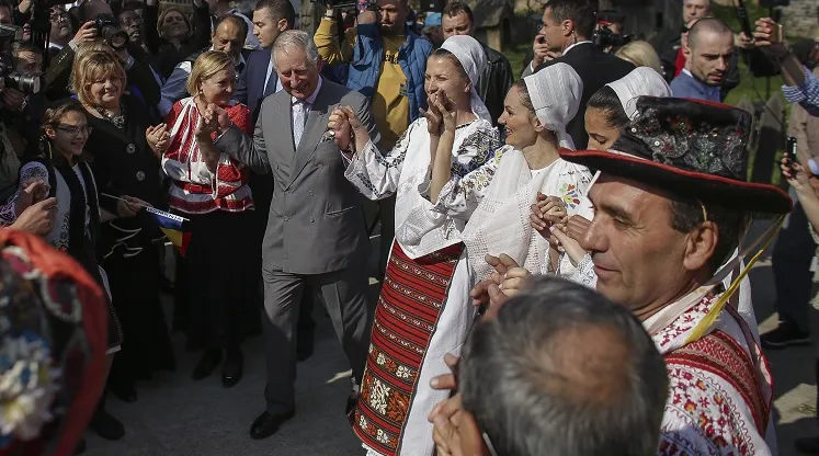 Prinţul Charles a intrat în horă la Muzeul Satului, înainte de vizita la Guvern