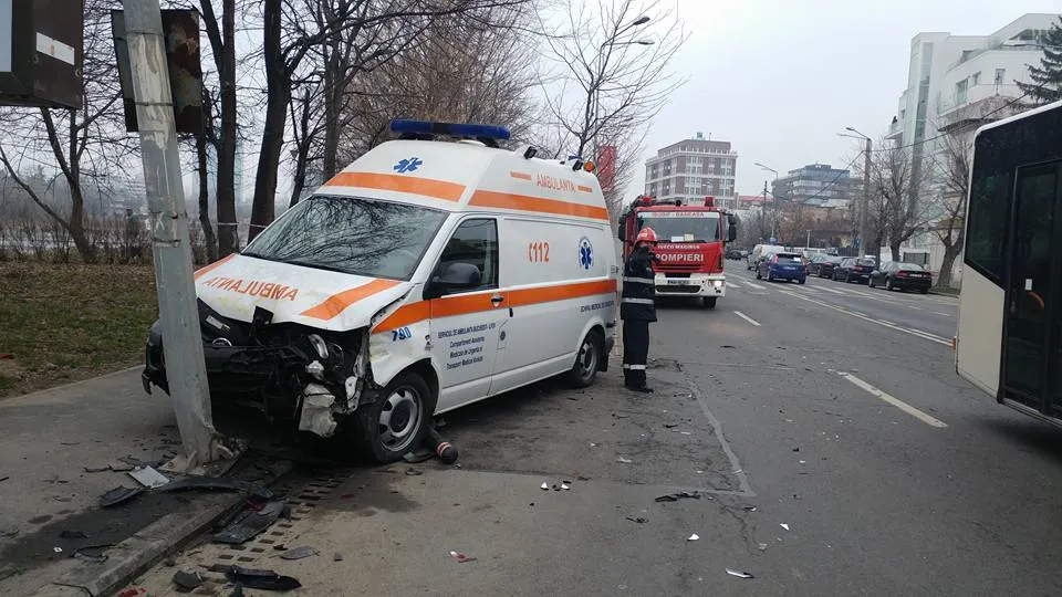 Accident grav în Bucureşti cu şapte maşini, între care o ambulanţă. Trei persoane au fost rănite