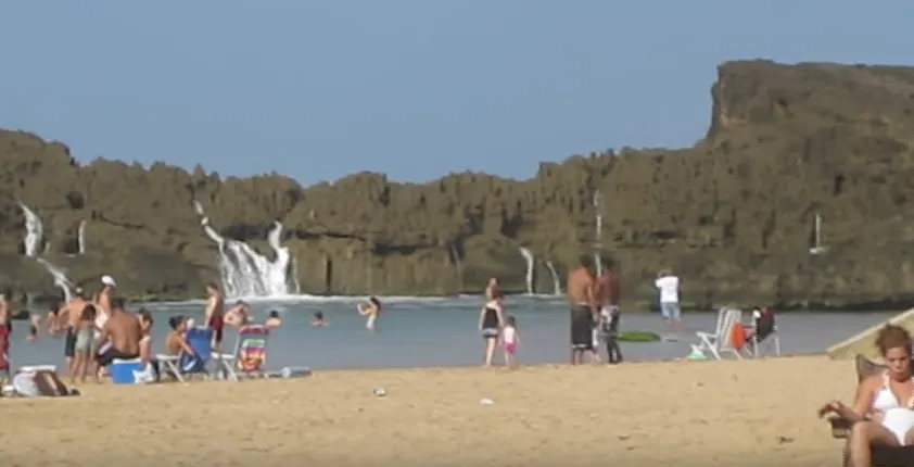 Arată ca o plajă normală, dar nu e. ŞOC! Ce se întâmplă dincolo de stânci.Turiştii îşi riscă viaţa