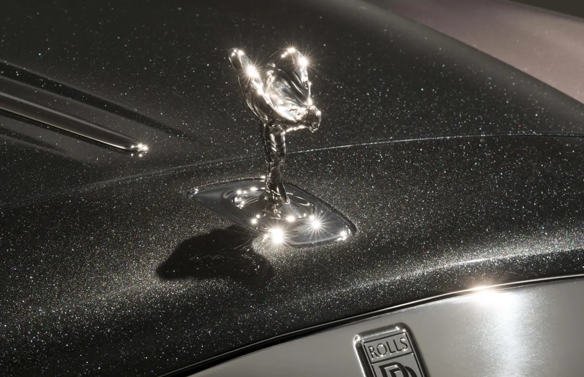Tocmai a fost fabricat Rolls-Royce Ghost Elegance, cu vopsea din 1000 de diamante strivite