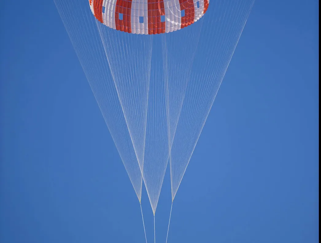 NASA a testat cu succes un nou sistem de parașute pentru frânare
