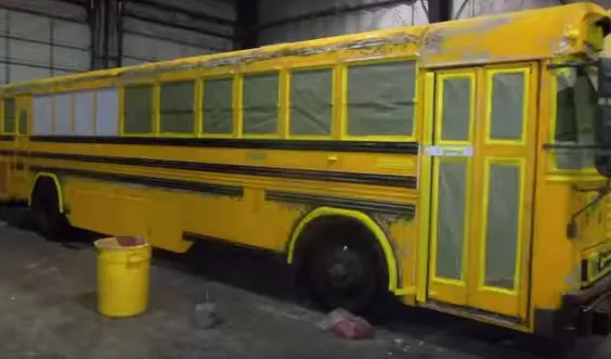 Au copii mici şi nu-şi permit o casă sau chirie. Au luat un autobuz vechi şi l-au făcut locuinţa lor