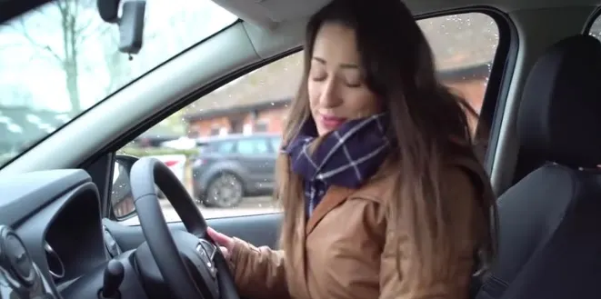 Cum arată cea mai nouă Dacie Sandero cu volan pe partea dreaptă. Ce spun britanicii