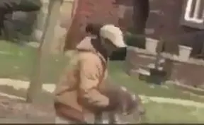 Imagini neobișnuite. Ce animal plimbă un bărbat pe stradă, în lesă. "E ilegal!"