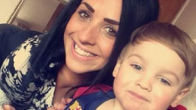 Un copil de trei ani a stat două zile cu cadavrul mamei în casă. "Ajută-mă s-o trezesc pe mami!"