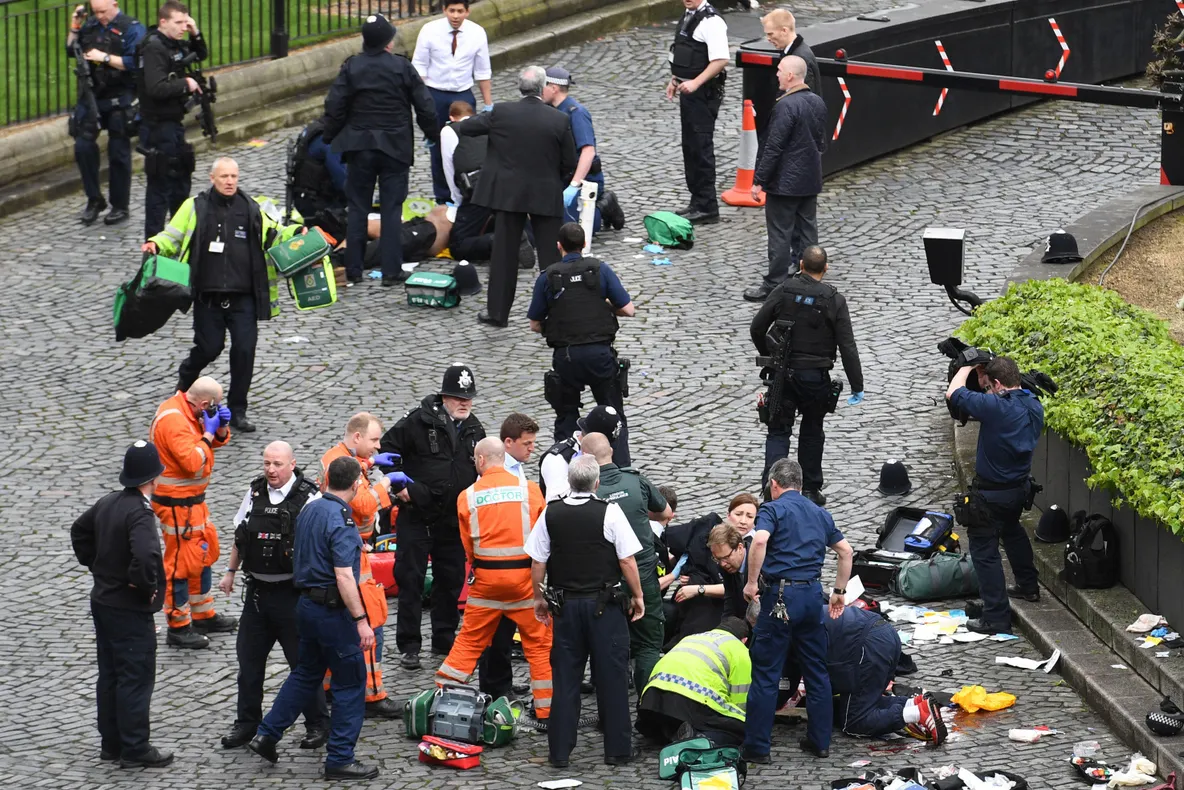 Atac terorist la Londra, lângă Parlament. Patru oameni au murit; 40 de răniți, între care doi români