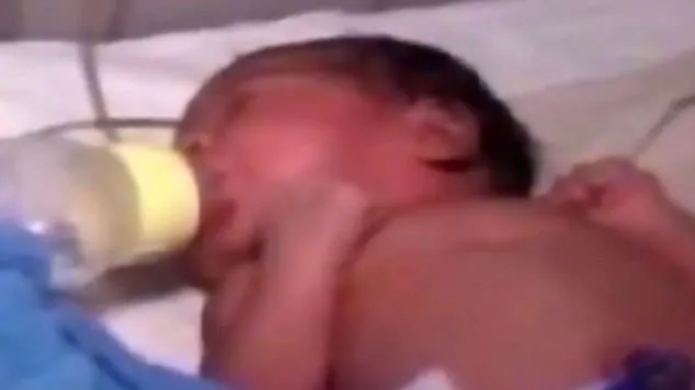 Bebeluş abandonat de părinţi la câteva ore după naştere. Poliţiştii au găsit-o îngropată de vie