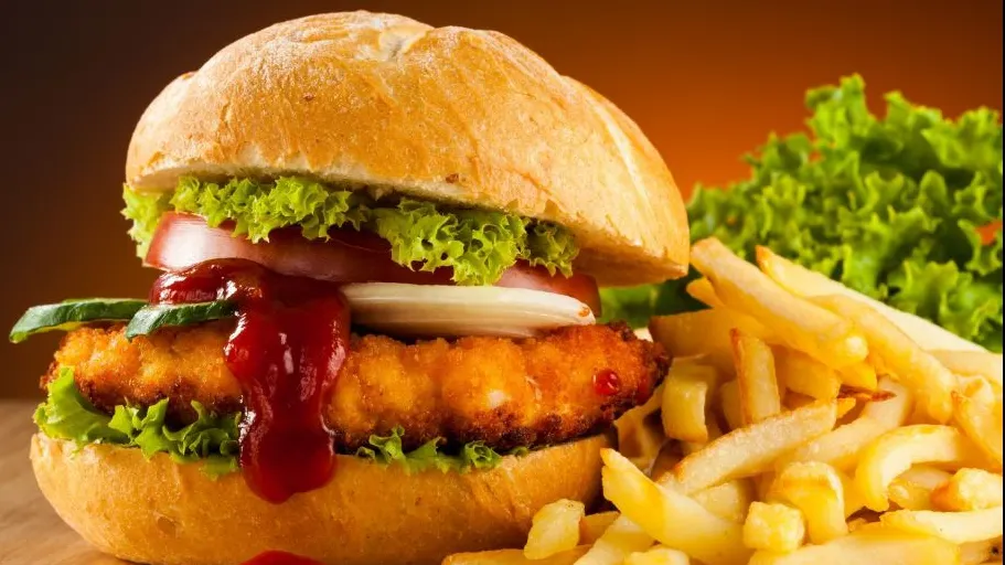 A mers la un fast-food celebru să cumpere un burger. Ce a primit în schimb e șocant