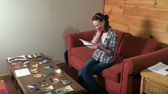 Mama ei a murit de cancer când avea 10 ani. După un timp, a primit un plic la uşă 