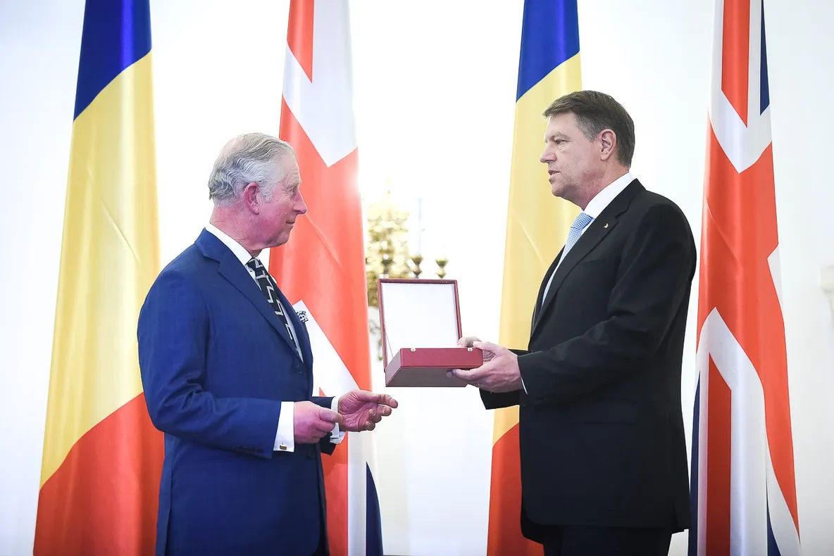 Prinţul Charles, în România. Klaus Iohannis l-a decorat cu "Steaua României" în grad de Mare Cruce 