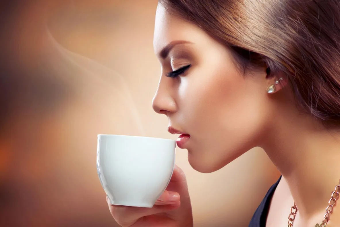 Bei cafeaua foarte fierbinte? Cum poate provoca acest obicei apariţia cancerului