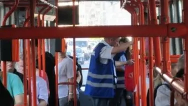 Scene revoltătoare în Bucureşti! Tatăl unei fete amendate în RATB i-a bătut pe controlori - VIDEO
