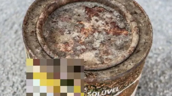 A deschis o cutie veche de ness. A încremenit când a văzut ce se afla înăuntru