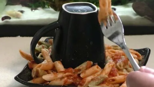 A pus o cană în mijlocul farfuriei înainte să încălzească mâncarea! Efectul este neaşteptat