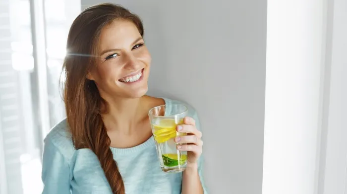 Aur pentru organism! Câte beneficii îţi aduce un pahar cu apă caldă şi lămâie dimineaţa